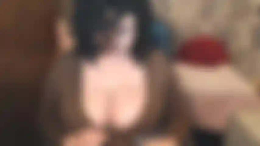 L'allaitement peut être le même sexuel et sensuel que la pénétration elle-même. Mets ta tête sur mes genoux, l'esprit tranquille et suce mon sein défoncé., Suce ce gros mamelon.