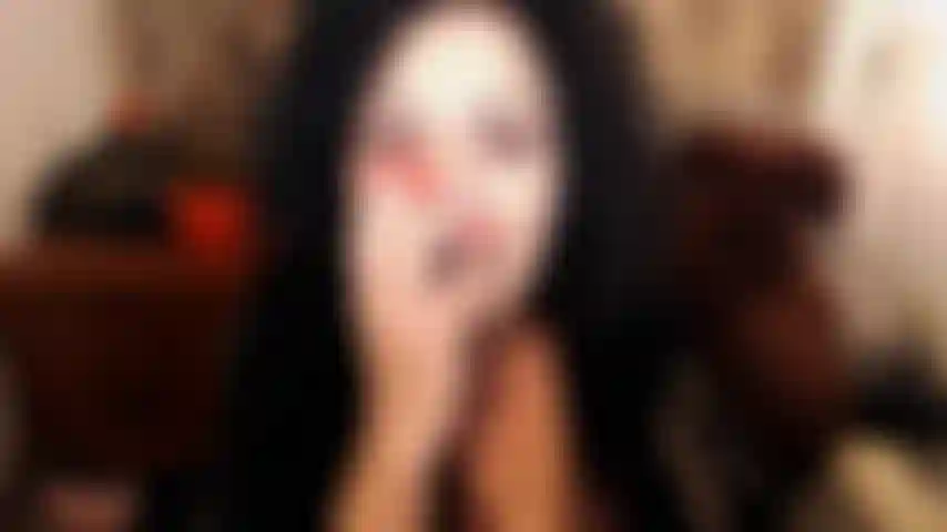 Prenant gracieusement le contrôle de vous ! Me déshabillant avec mon body sexy sans entrejambe, je vous taquine avec mes pieds en nylon, mon corps courbe et ma délicieuse chatte poilue. Je demande ma grosse charge de sperme avec et partout sur mon joli visage et mes gros seins. C'est tout, chérie :).