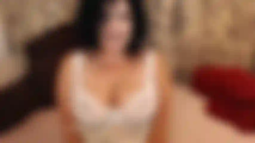 Cam to cam c'est fun ! Parler de ta bite pendant que je te taquine avec ma voix sexy, mon visage et un sein, est parfois suffisant pour que tu souffles :) fais-moi confiance :p.