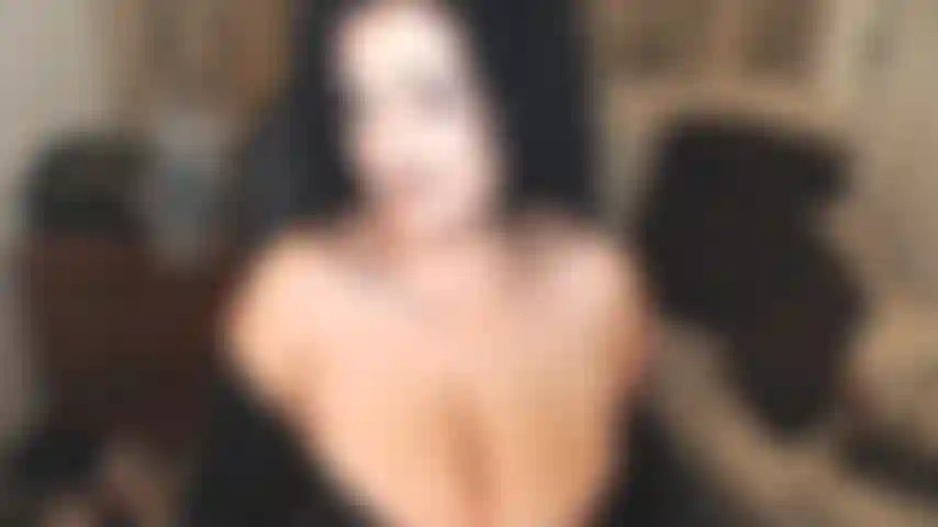 N'aie pas peur d'avoir une petite bite qui te fait complètement échouer. Tu peux être mon cocu, être là pour moi pendant que je fume et que je couche avec des bites alfa. Nettoie les cendres, masse mon dos, nettoie ma chatte après. Fais n'importe quoi pour plaire à ta maîtresse. N'est-ce pas, jojo ? :)))).