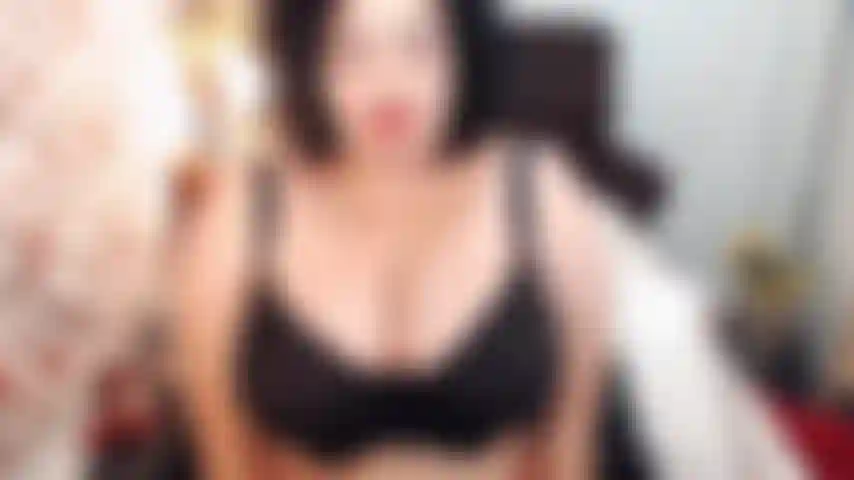 Toine. Un décolleté personnalisé, des crachats, des paroles cochonnes, des seins taquins et des encouragements pour vous. Vous pouvez aussi profiter, les gars :)))))).