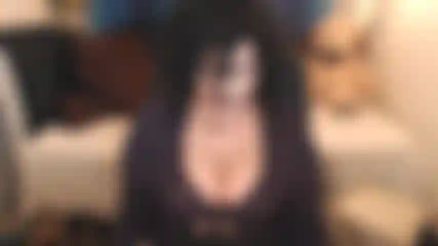 Sexy en violet, portant une lingerie sexy en dentelle violette, des bas, des talons, fumant et baisant jusqu'à un délicieux orgasme. Mmmm tellement bien :).