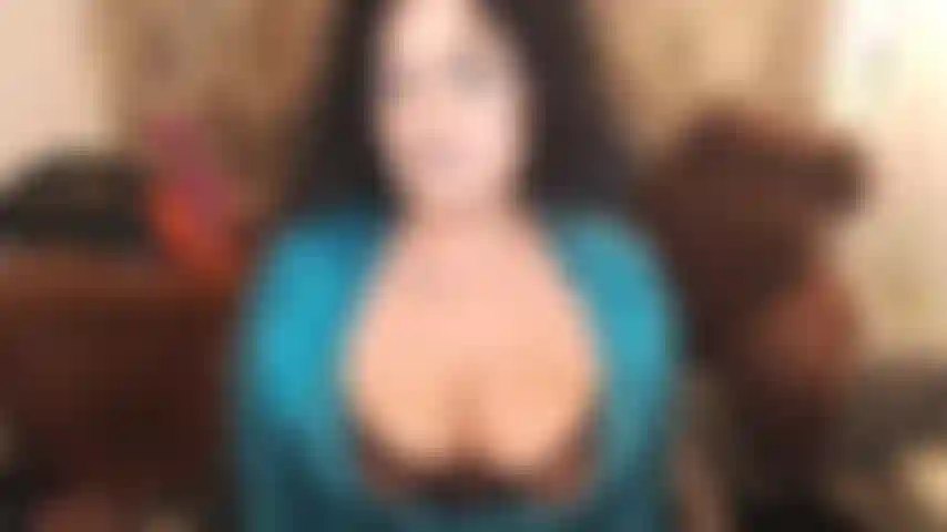 Blue moi ! Robe bleue brillante, maquillage bleu, rouge à lèvres bleu. Blue te séduit. Blue sale qui te parle. Blue déshabillant ma robe et ma lingerie sexy. Propagation bleue pour que vous puissiez profiter de ma chatte grasse et poilue. Bébé bleu, bleu :).