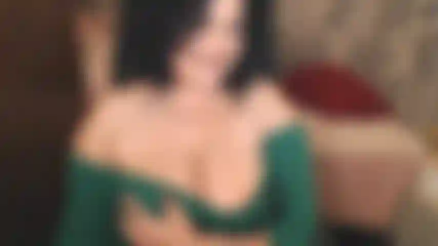 Je suis une si fine connaisseuse de bites, alias salope de bite haha, que je ne peux te reconnaître que par la taille et la forme de ta bite. Laisse-moi enrouler cette bouche sexy autour de ton corps et me nourrir, bébé :p.