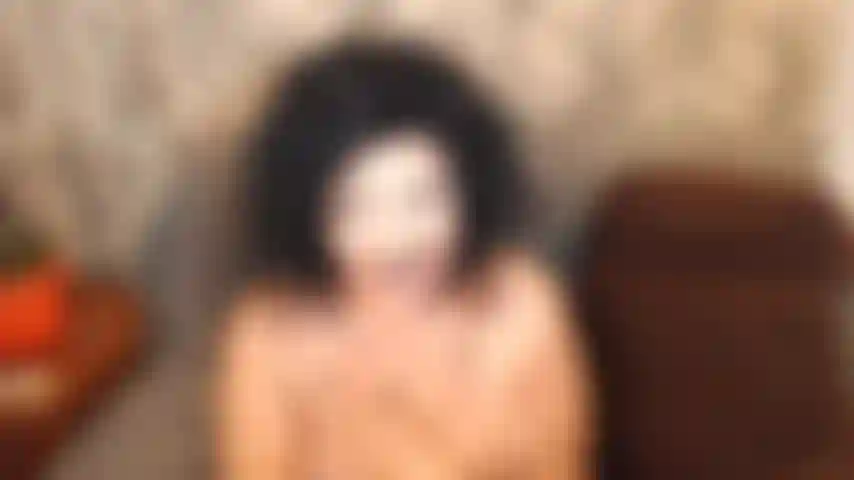 Chevauchant ta bite, sans préservatifs, rebondissant et secouant mes seins jusqu'à ce que tu jouisses en moi :).