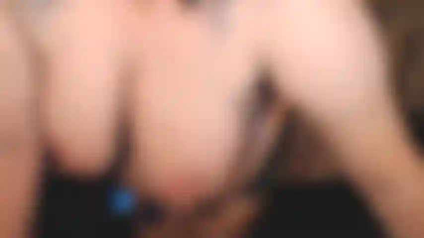 Je monte ! Toute nue, sexy qui rebondit sur une bbc. Gros seins naturels, ventre mou, visage excité, propos grossiers. Voudrais-tu m'avoir au dessus ? :).