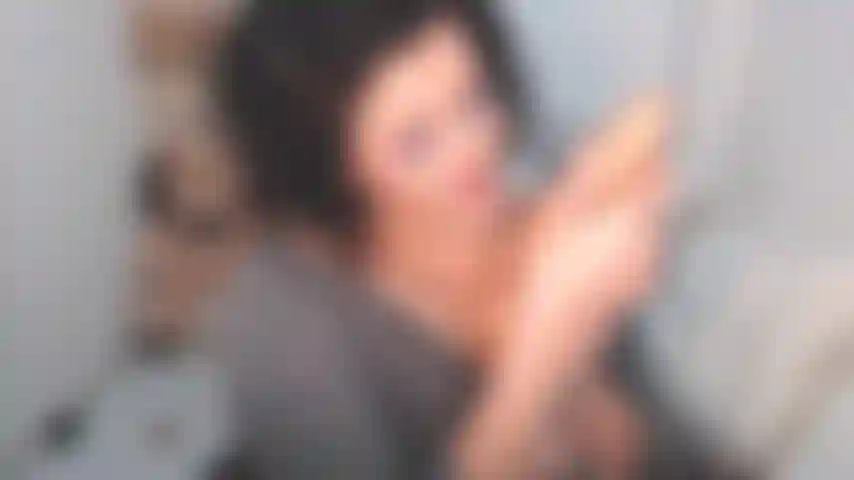 Une pipe lente, sensuelle, avec beaucoup de taquineries, de paroles sales, proches et personnelles.