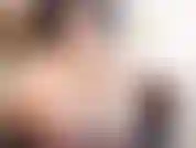 Tante sexy lola, seins nus et faisant rebondir ses énormes seins pendant qu'elle gaffait autour de son petit neveu pee pee peter bat sa viande comme un imbécile. C'est amusant, j'adore ça :).