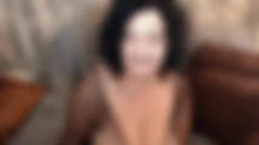 Un spectacle complet, je suis juste ma milf sexy. Taquine, propos grossiers, nudité, me masturbe, chevauche, missionnaire, orgasme, pipe, jouets, me doigte le cul, rigole et termine avec une charge sur mon visage mdr presque 50 minutes de plaisir sexuel :) moi :p.