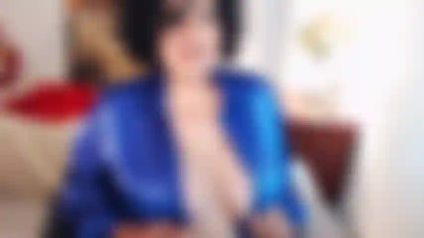 Satin fun. Porte ma chemise douce et brillante et je fais sortir lentement ces gros seins, mamelons durs, larges aréoles pour que vous puissiez souffler vos graines partout sur moi :).