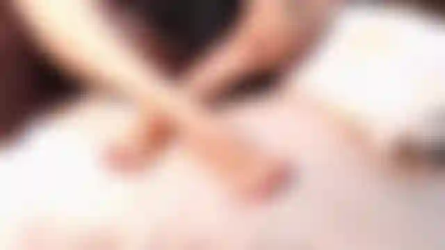 Des pieds, des pieds, des pieds puis encore des pieds. Les pieds, la lotion frottant, les orteils, les orteils rouges, les semelles, les orteils écartés, les chatouillements légers, les semelles froissées, les gémissements. Matériel de culte pour les amoureux des pieds :).