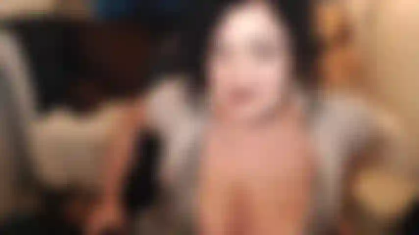 Homewrecking est tellement amusant pour moi. Oublie-la, les promesses et tout. Laisse-moi sortir ces seins envoûtants, branler cette bite partout sur cette alliance et sentir à quel point c'est génial d'être à moi. Hehehe.