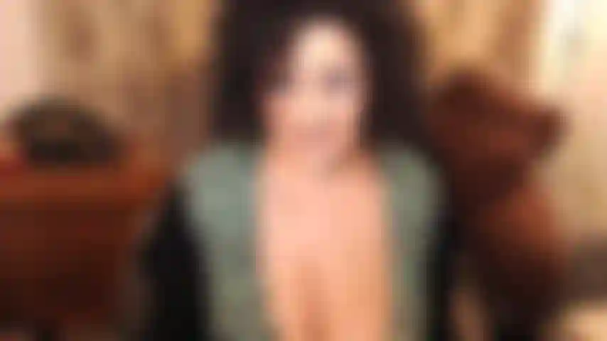 Rolo ! Nous nous sommes rencontrés pour la première fois sur le site alors que vous étiez au début de la vingtaine. Je t'ai élevé en homme. Vous êtes un homme marié maintenant, dans la trentaine, mais vous avez besoin de mon corps doux et mature. Je suis addictive. Je suis un rêve. La vôtre.