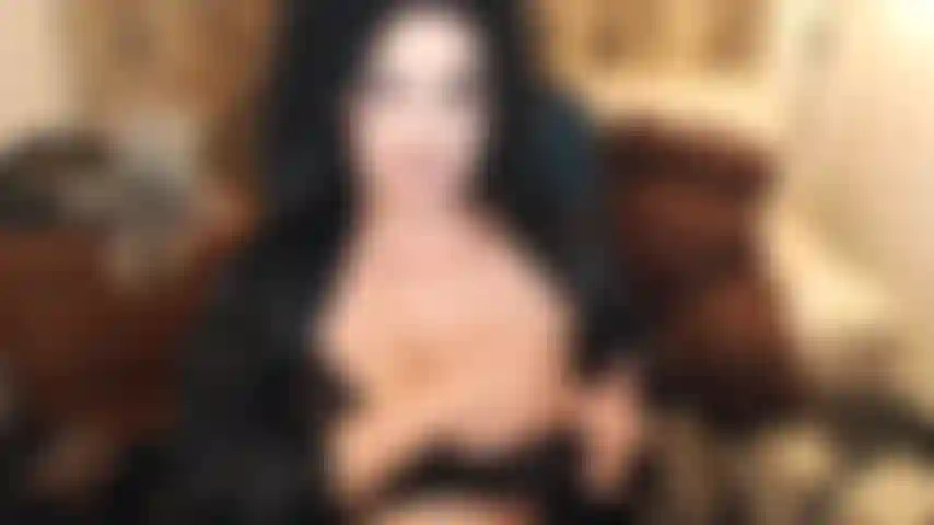 La vieille mais putain de pipe bâclée avec tellement de crachats que mes gros seins sont tous couverts de manière sexy. Suce des couilles... Tu connais le truc mdr.