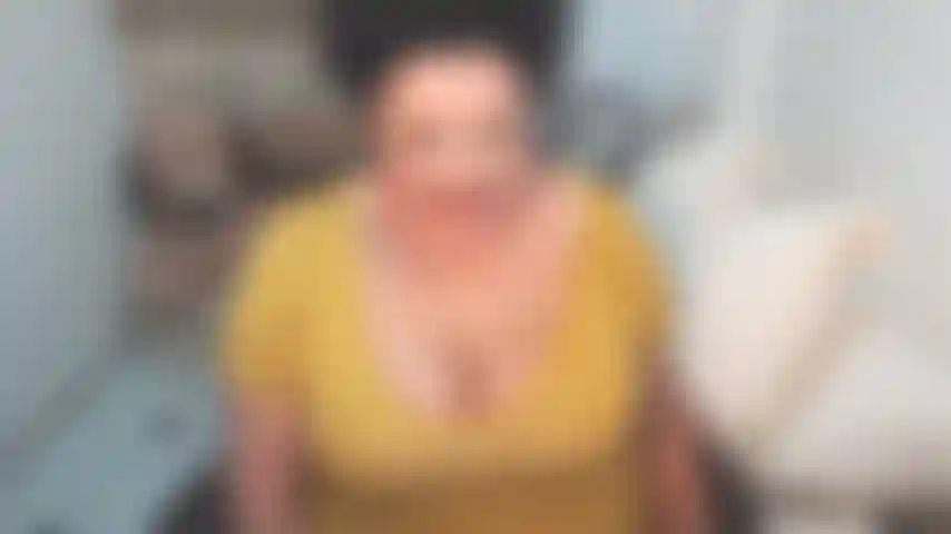 Pour les amatrices de tarte à la crème et les seconds êtres ! Ma chatte était si mouillée qu'on pouvait entendre les bruits et voir le jus couler jusqu'à mon cul. Lèche-moi et rends-moi encore plus humide, puis tu pourras enfoncer ta bite dans cet énorme creampie et contribuer avec tes graines :).