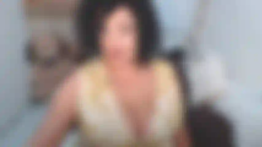 Je joue un rôle étant enceinte dans 5 mois. C'est un peu difficile de garder mon ventre gonflé tout en parlant sale mais, comme toujours, je fais de mon mieux :)))).