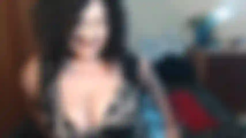 Le facteur cherche mon mari mais il a eu un béguin pour mes seins. Comme mon hub est occupé, je suce, m'écarte et me penche pour nourrir les envies du jeune homme :).