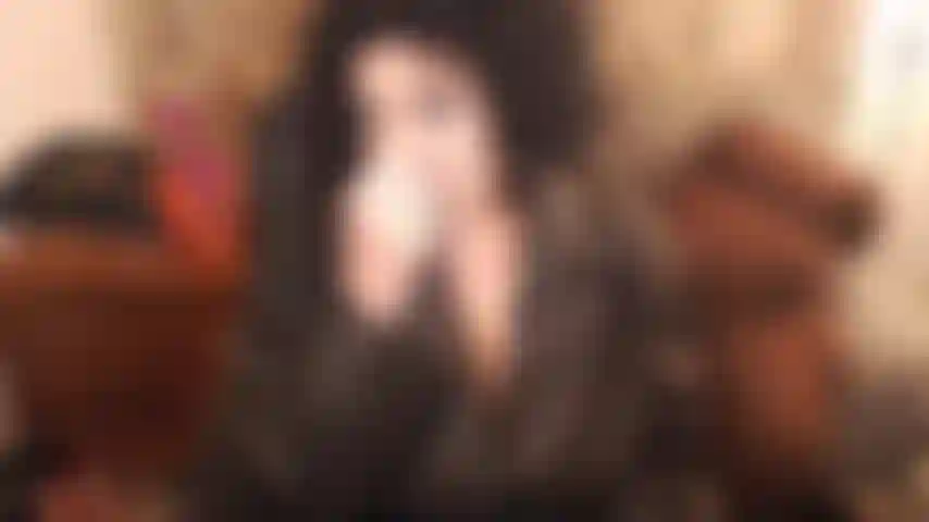 Cuir. Avez-vous un fétichisme du cuir ? Je peux vous aider. J'ai et j'adore mon manteau en cuir, ma robe, mon pantalon, mon corset, ma jupe, mes bottes. C'est un short en cuir topless portant du teasing :p.