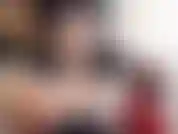 Maman aux seins nus te donnant du joi, t'excitant que tu écartes les jambes et gémis, baise ma chatte d'homme, baise moi maman :).