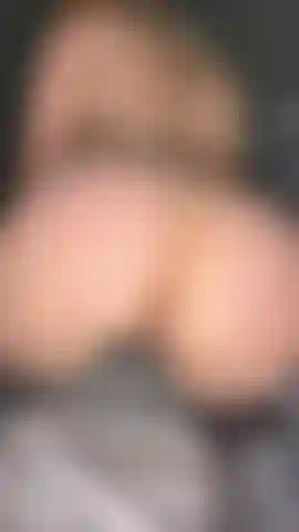 Glisse dans un plug anal.