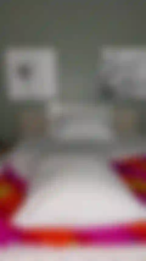 Oreiller bosse seins nus.