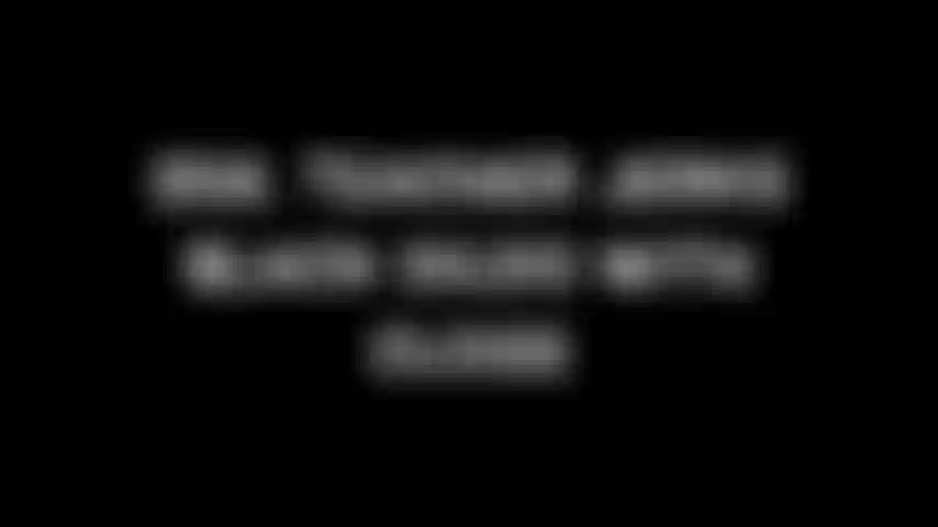 256. Le professeur branle un gode noir avec des sabots.