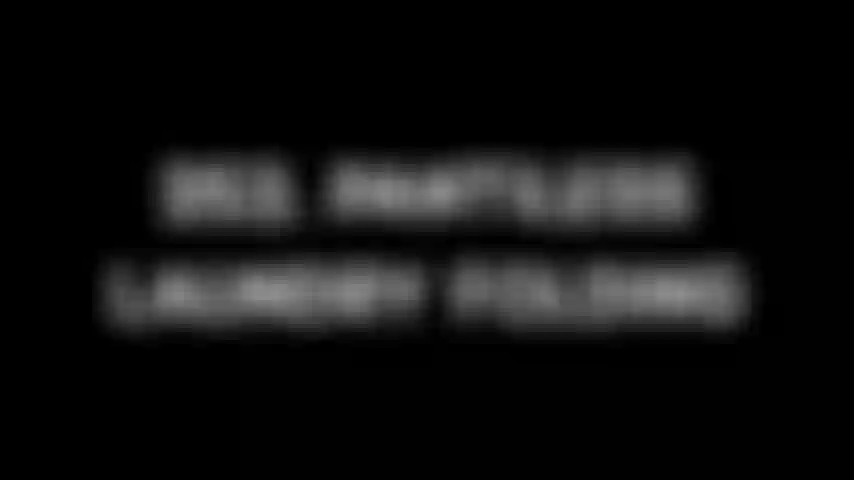 253. Je plie le linge sans culotte.