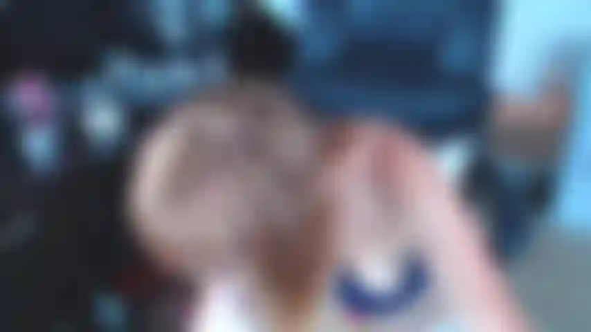 124. Je tape du doigt dans des bas blancs.