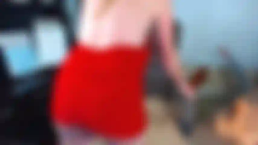 51. Je me fessais fort le cul avec la pagaie du marteau, avec une culotte sexy.