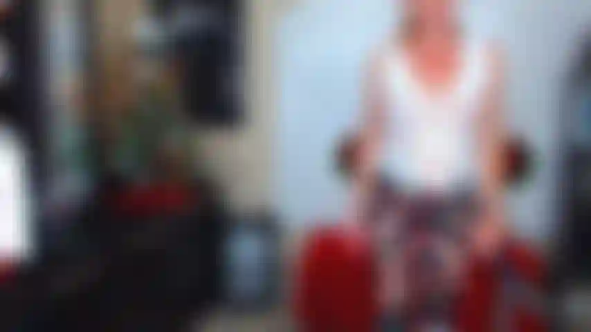 44. T-shirt mouillé, arrachant des vêtements, de l'huile, dansant nue.