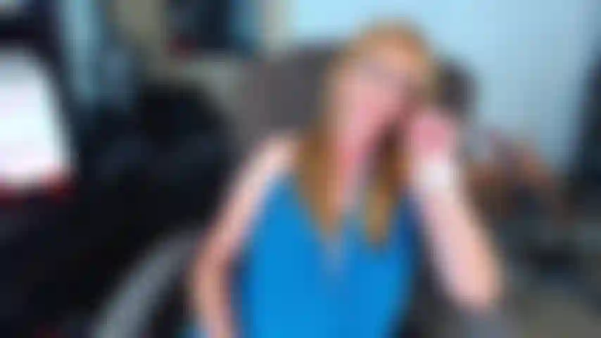 68. Stepson ne peut pas retenir l'orgasme une fois que mes vêtements se détachent.