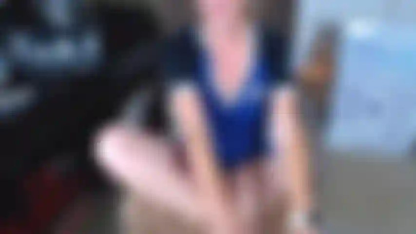 118. Doll chevauchant avec des keds en cuir blanc.