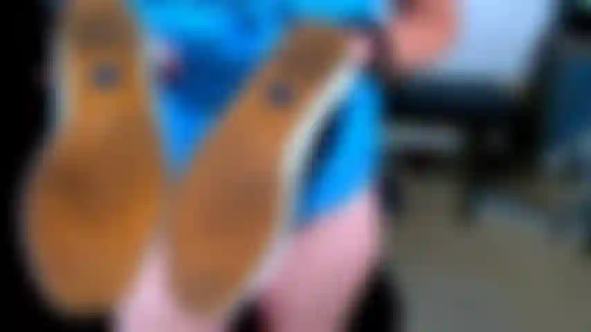 179. Baise-moi avec des keds noirs sales.