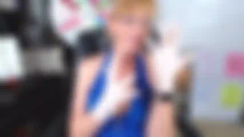 143. Fais de toi mon esclave avec des gants en latex.