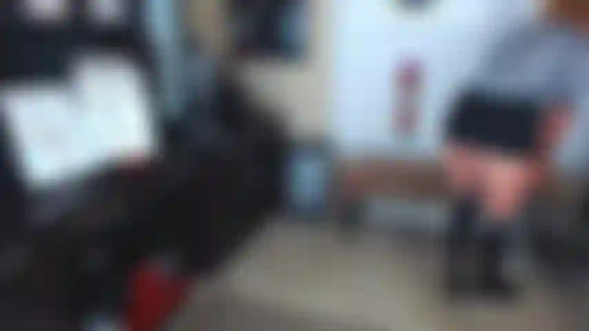 3. Une poupée en gros plan qui suce et chevauche (hors spectacle).