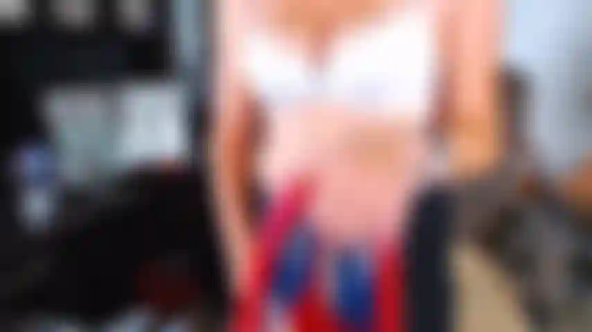 98. Doll chevauchant avec des keds.