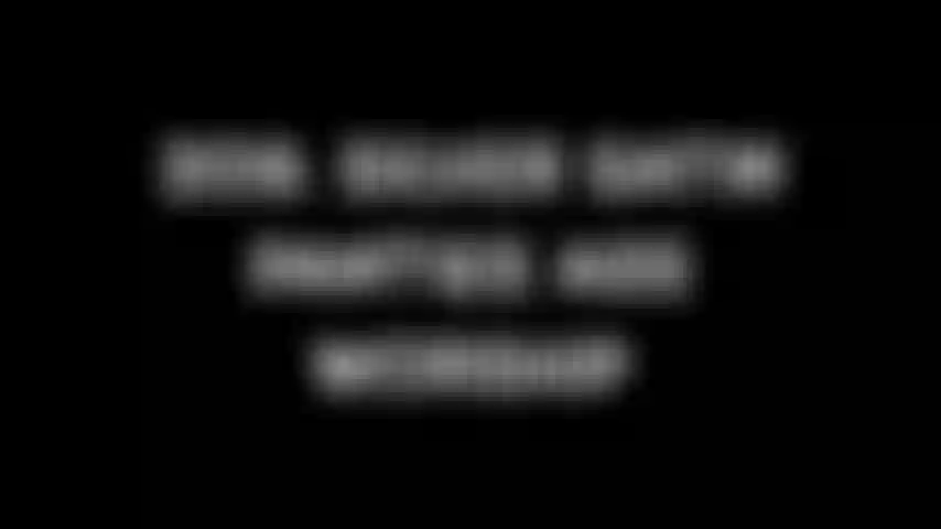 209 Adoration du cul de la culotte en satin argenté.