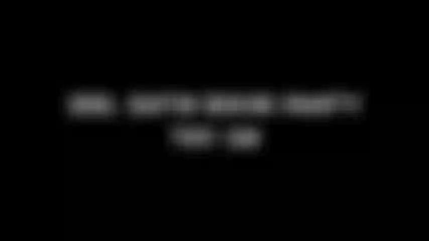 285. Essayage de culotte bikini en satin.