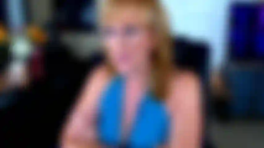 181. Une milf surprend son voisin en train de regarder par la fenêtre.