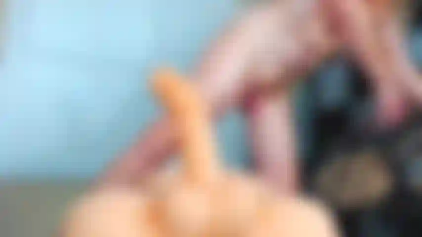 30. Suçant et chevauchant la poupée recouverte d'huile, avec des gros plans et une cowgirl inversée avec 3 orgasmes.