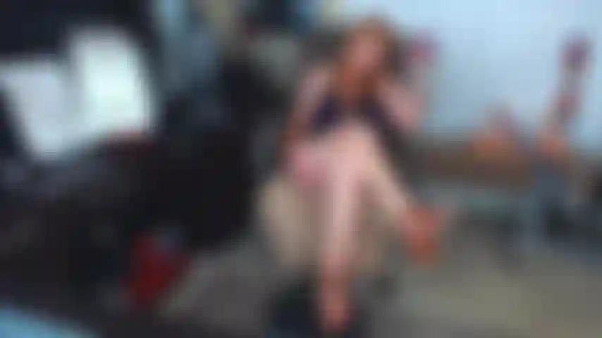 14. Je te taquine avec mes sandales à bout ouvert puis je baise ce gode avec mes pieds pour toi.