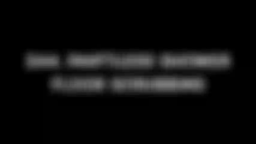 244. Récurant le sol de la douche sans culotte.