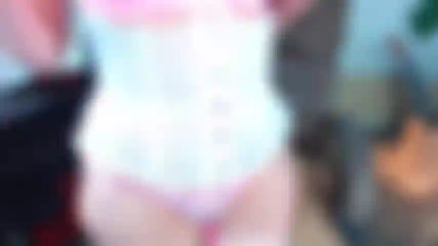 79. Cuck raconte une histoire en se godant la chatte.