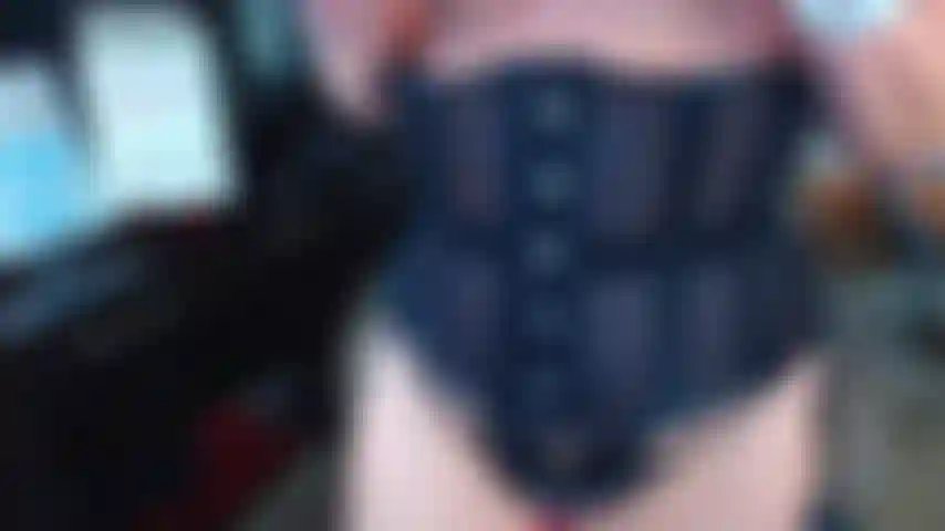 63. Jeu de doigts et conversation cochonne, pieds et orgasme.