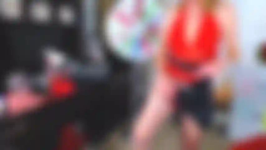 133. Mme claus vous taquine avec une culotte en satin.