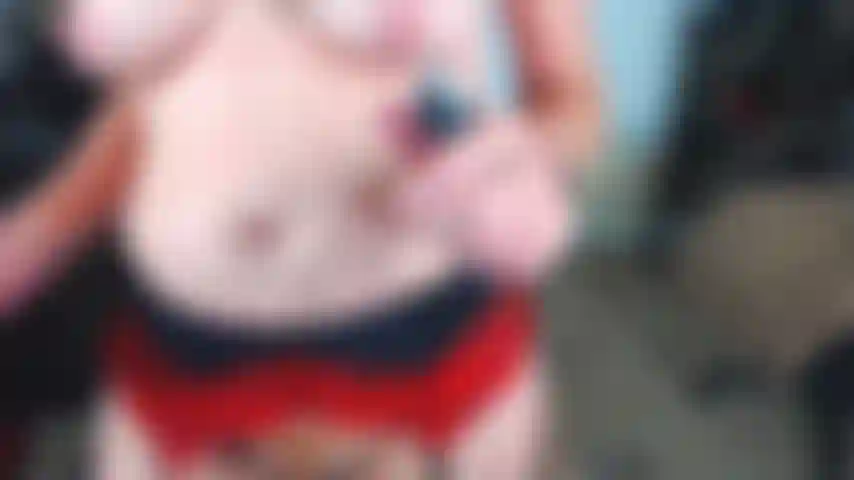 26. Une cow-girl inversée sur une poupée avec un plug anal.