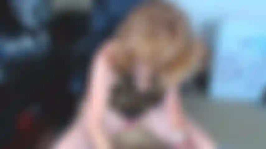 128. Un gode baise avec des keds léopard.