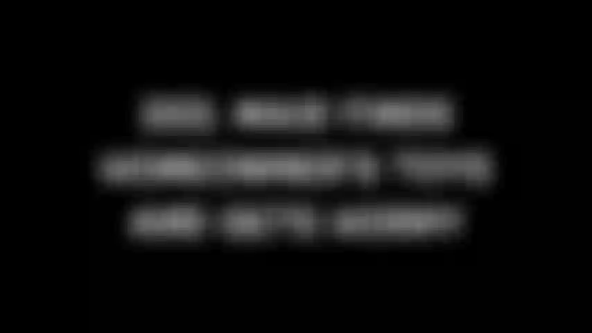 323. La femme de ménage trouve les jouets du propriétaire et devient excitée.