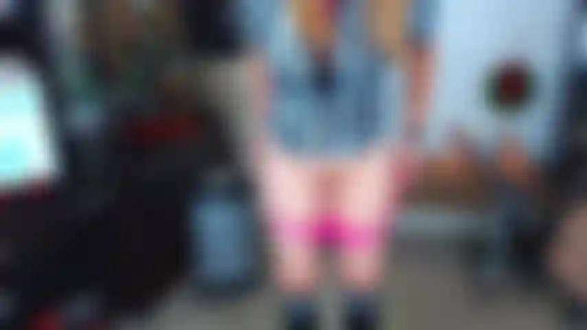 34. Modelant et jouant dans des tongs en dentelle rose vif jusqu'à ce que je jouisse.