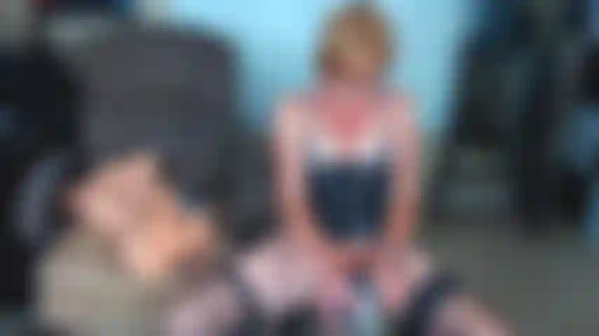 33. Une poupée et une machine à baiser qui suce et baise avec la mendicité pour des propos cochons de gangbang.